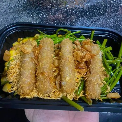 Hình ảnh Mì Trộn Sốt Cay Nem Rán