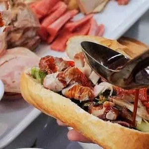 Hình ảnh Bánh mì heo quay
