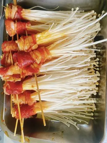 Hình ảnh Bò cuộn nấm kim châm