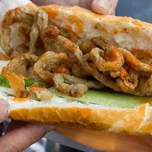 Hình ảnh Bánh mì chả cá nóng