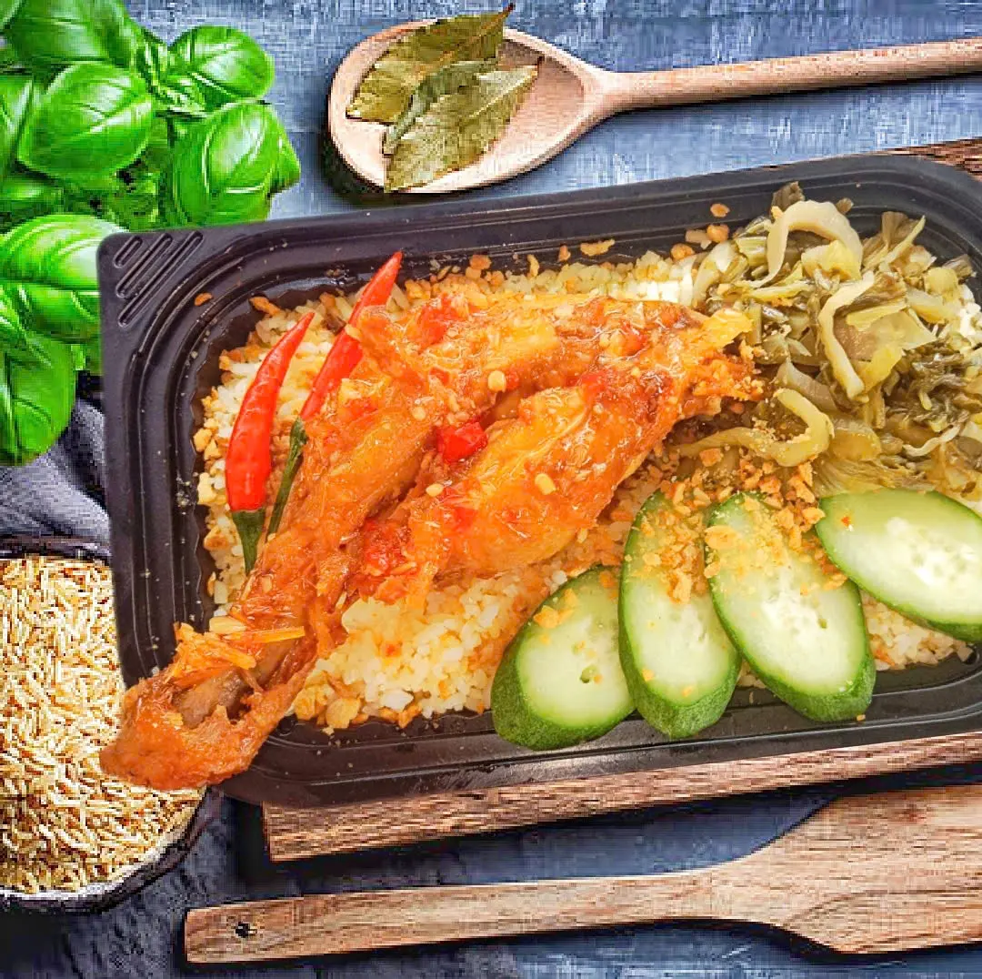 Hình ảnh cơm chiên ĐÙI GÀ SỐT THÁI