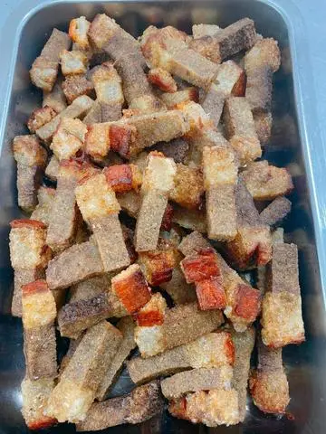 Hình ảnh Cơm heo quay ram chay + chai nước tùy chọn