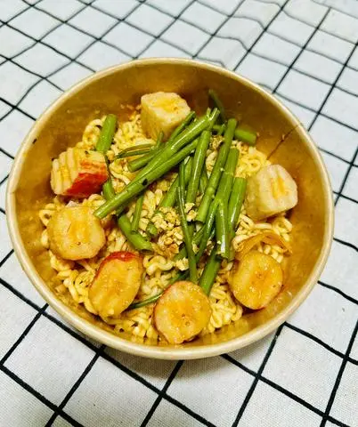 Hình ảnh Mì sốt tomyum viên cua hoàng đế