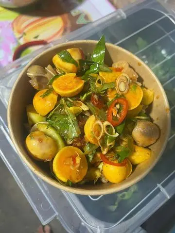Hình ảnh chân gà sốt thái trứng non 