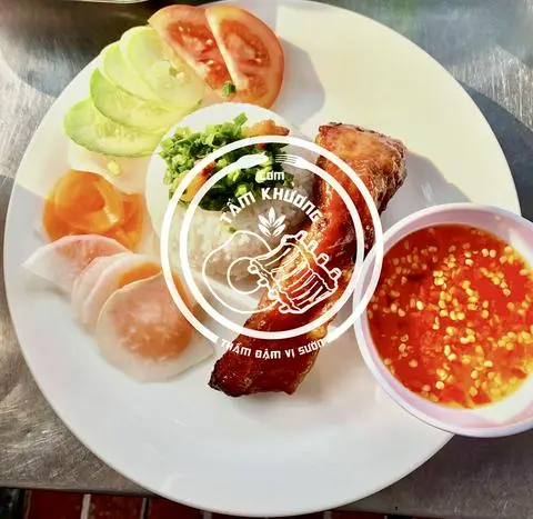 Hình ảnh Cơm tấm sườn cọng + Lạp xưởng 