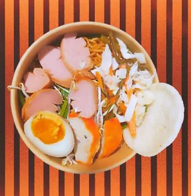 Hình ảnh Mì Trộn Đặc Biệt: Xúc Xích + Chả Cua + Trứng Lòng Đào