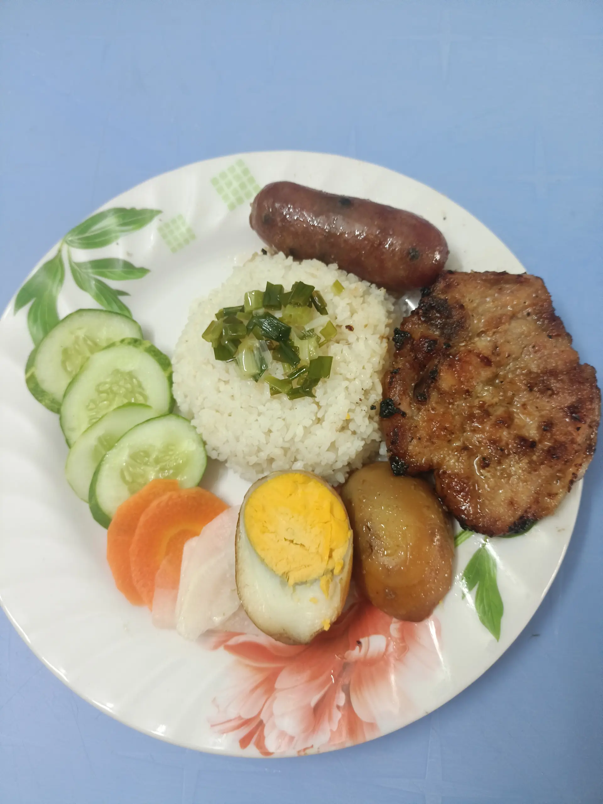 Hình ảnh cơm tấm sườn - lạp xưởng - trứng kho 