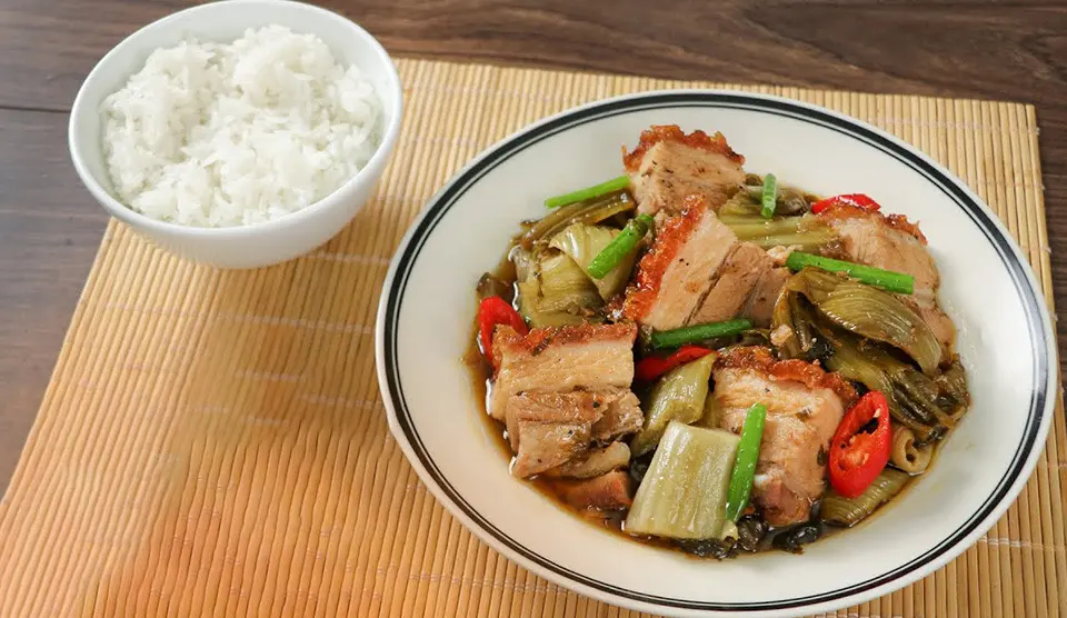 Hình ảnh Cơm heo quay kho cải chua