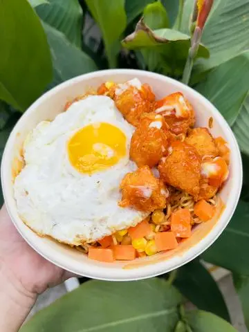 Hình ảnh Mì trộn trứng - gà viên