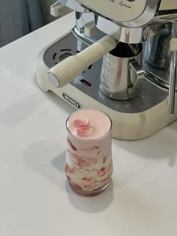 Hình ảnh Sốt dâu lắc kem sữa