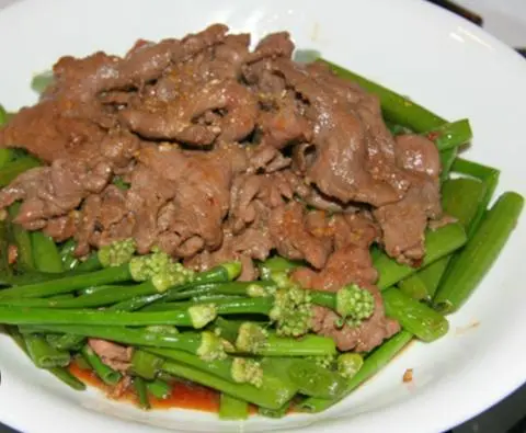 Hình ảnh cơm thịt bò xào bông hẹ