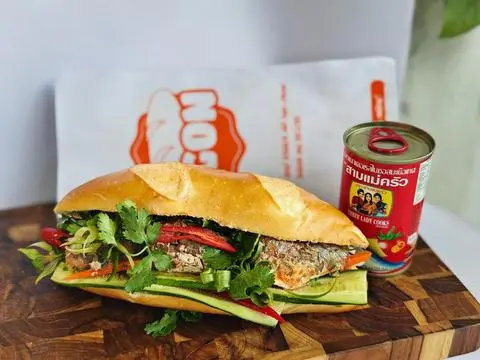 Hình ảnh Bánh mì cá hộp