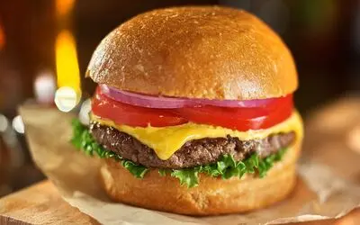 Hình ảnh hamburger bò đặc biệt ( bò, trứng, phomai) 