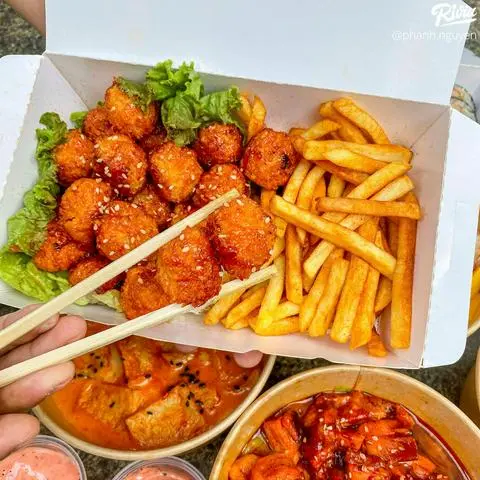 Hình ảnh Gà Viên Sốt Cay Mix Khoai Tây 