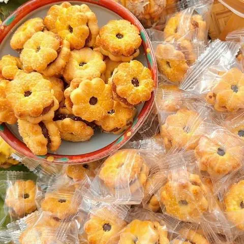Hình ảnh Bánh bông mai Thái Lan nhân thơm (500g)