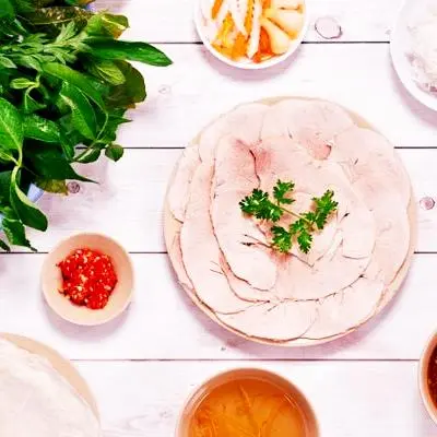 Hình ảnh Thịt nạc heo luộc cuốn rau rừng bánh tráng phơi sương