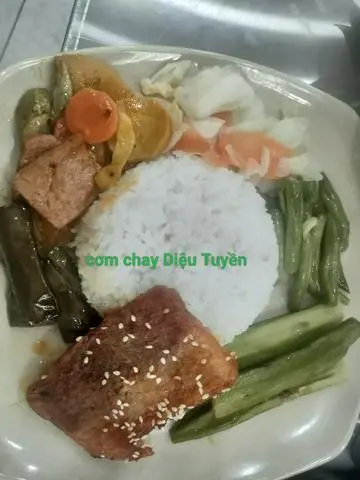 Hình ảnh cơm heo quay ram chay 