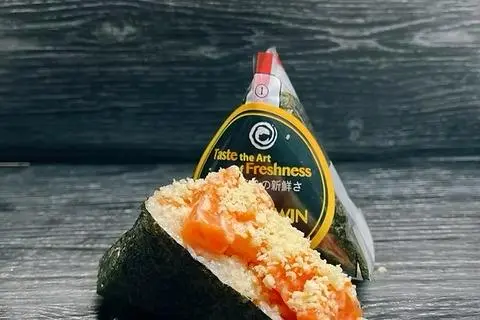 Hình ảnh Salmon Cheese Onigiri- Cơm nắn cá hồi phomai khè