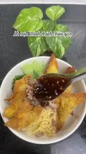 Hình ảnh Mì trộn hoành thánh tốp mỡ