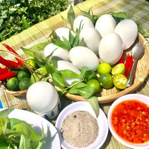 Hình ảnh Combo 10 hột vịt lộn truyền thống + 1 nước ngọt