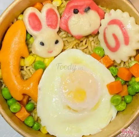 Hình ảnh Mì trộn chả cá hoạt hình vui nhộn