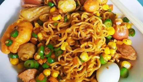 Hình ảnh mỳ indo + chả cá thập cẩm