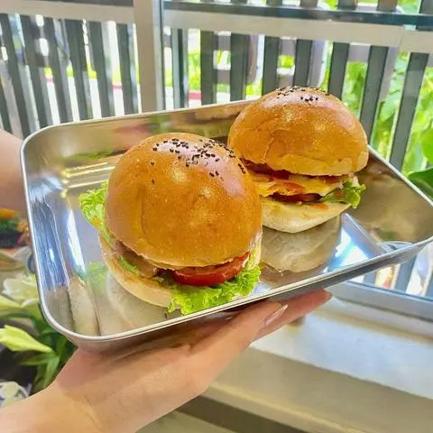 Hình ảnh combo hai hamburger bo trứng pho mai 