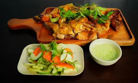 Hình ảnh Gà nướng Sukiyaki nguyên con