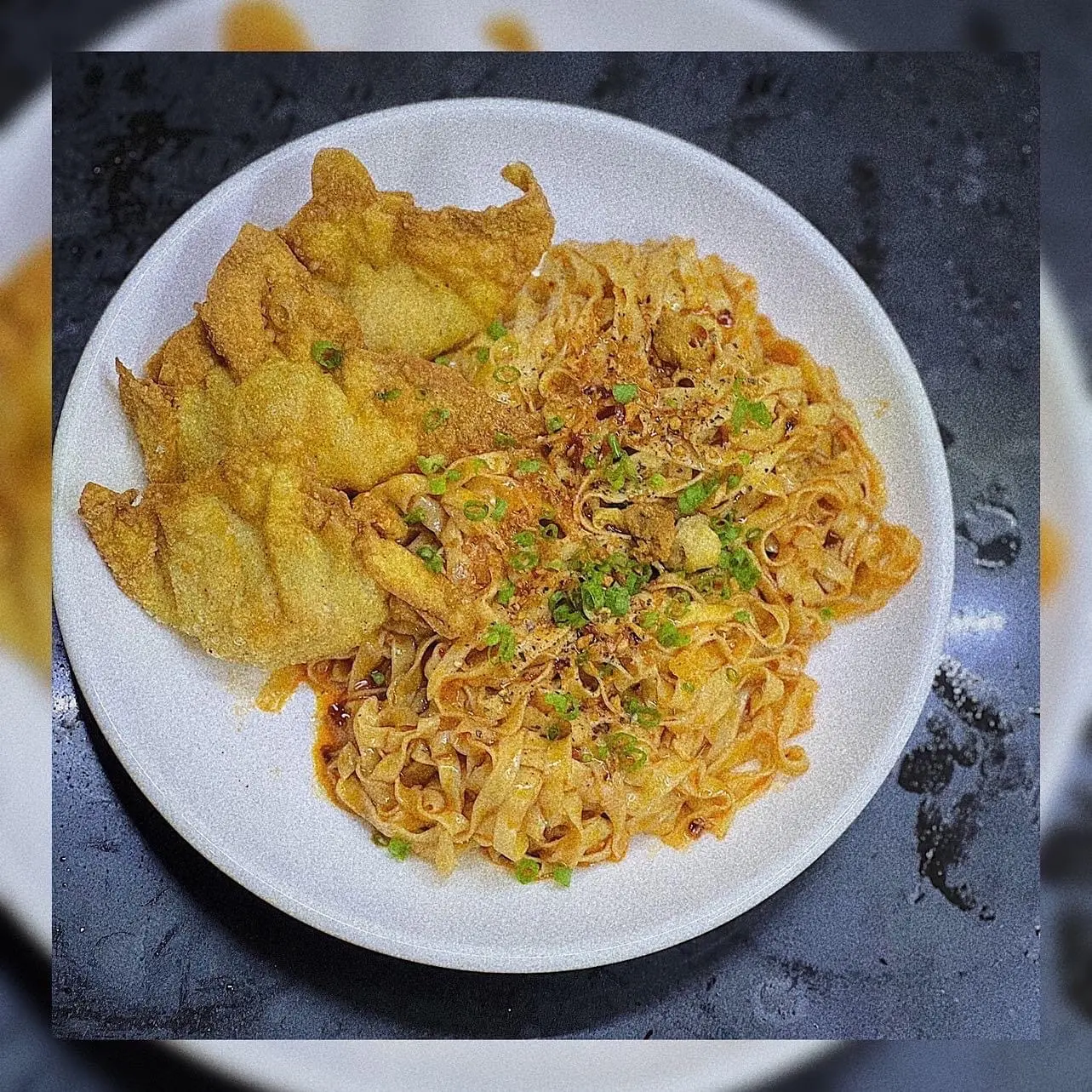 Hình ảnh Mì trứng trộn sủi cảo chiên / 鸡蛋面拌煎饺