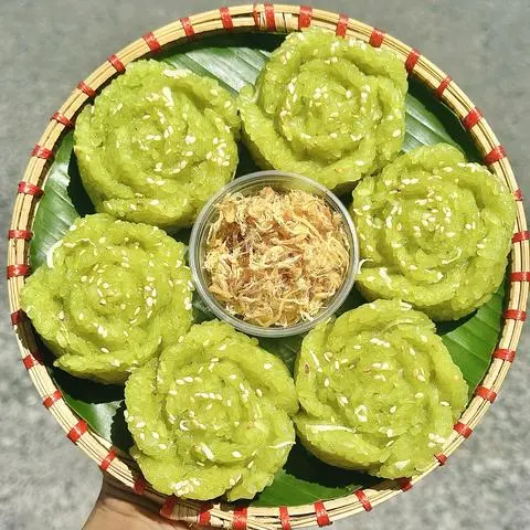 Hình ảnh Mẹt xôi hoa hồng - lá dứa