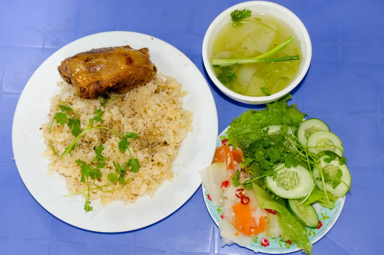 Hình ảnh Cơm má gà mắm tỏi sốt + soup, rau, kim chi