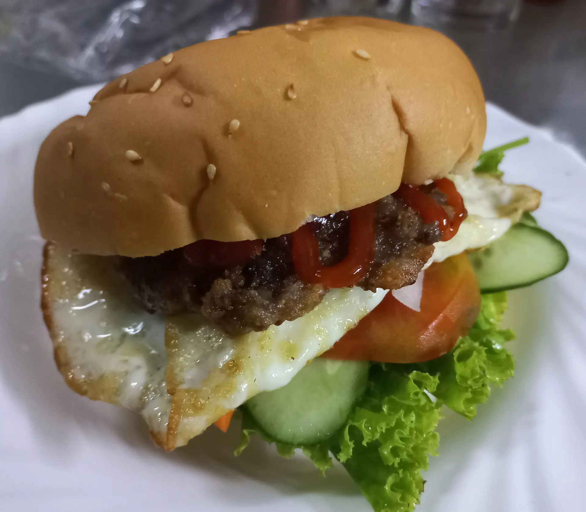 Hình ảnh Hamburger bò bằm - trứng