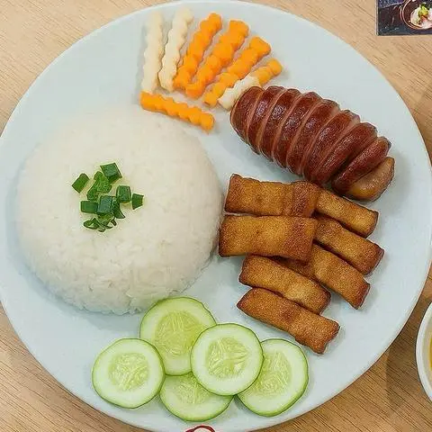 Hình ảnh Cơm Ba Rọi Nướng + Lạp Xưởng ⭐️