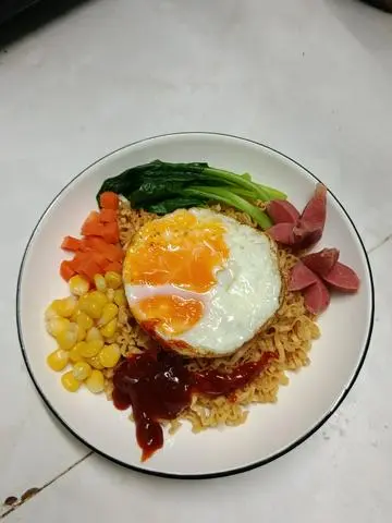 Hình ảnh Mì trộn trứng xúc xích