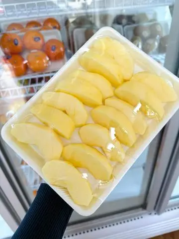 Hình ảnh Khay táo lê gọt sẵn ngọt thơm