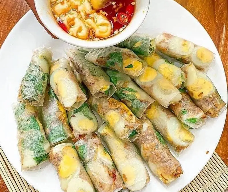 Hình ảnh Dẻo cham sot me cuốn trứng chín nhiều xoài