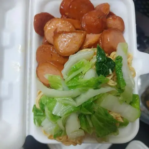 Hình ảnh Mì trộn xúc xích