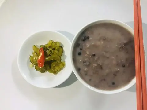 Hình ảnh Cháo đậu đen - dưa mắm