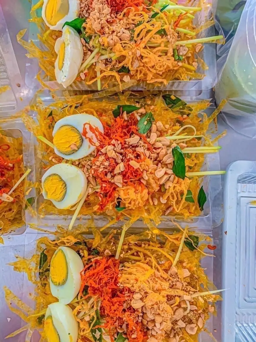 Hình ảnh Bánh Tráng Trộn Sợi (trứng gà)