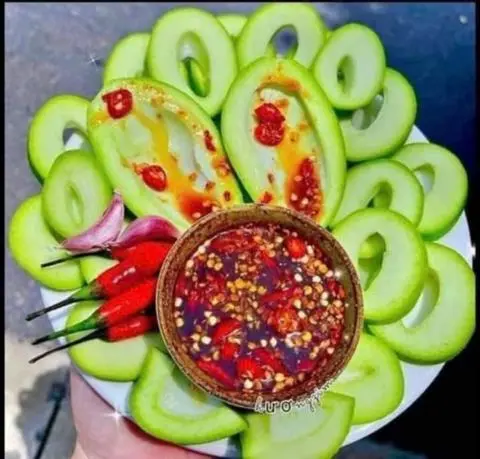 Hình ảnh Xoài non 500g kèm mắm ruốc