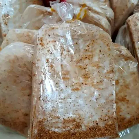 Hình ảnh Bánh tráng vuông nhỏ lắc muối cay Tây Ninh