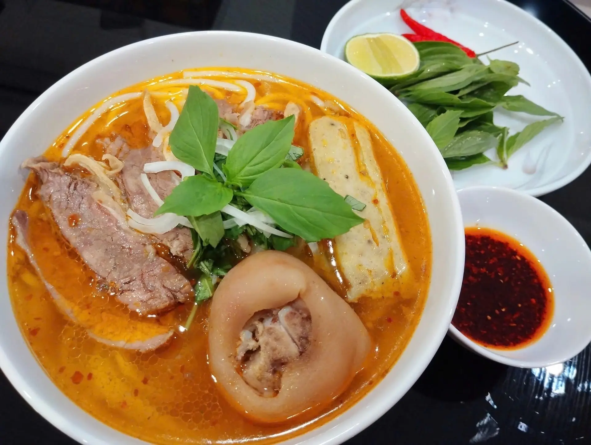 Hình ảnh Bún bò giò heo nạm chả