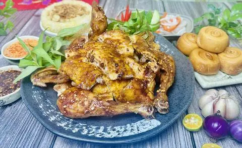 Hình ảnh Combo gà quay nguyên con kèm Quà tuỳ chọn