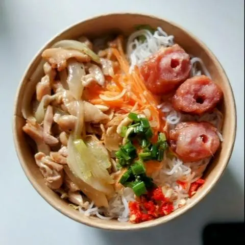Hình ảnh Bún thịt xào nem nướng 