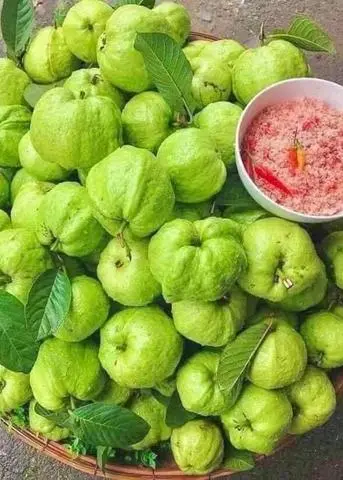 Hình ảnh Ổi hồng gọt sẵn kèm muối tôm
