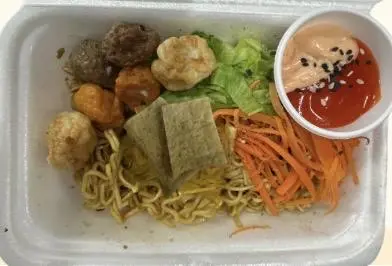 Hình ảnh Mì indomie trộn cá viên