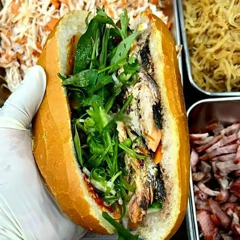 Hình ảnh Bánh mì cá nục