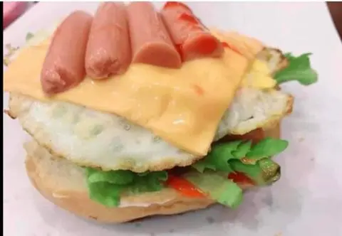 Hình ảnh Hambuger trứng Xúc Xích Phômai