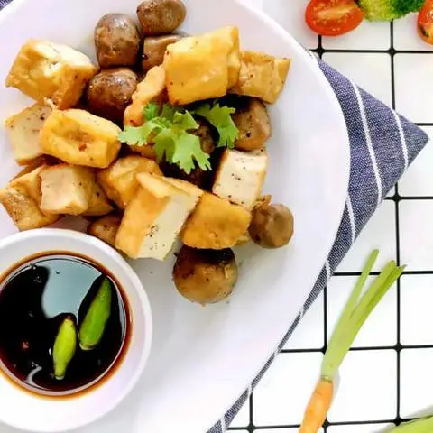 Hình ảnh Đậu khuôn bi kho nấm rơm - braised tofu with mushrooms