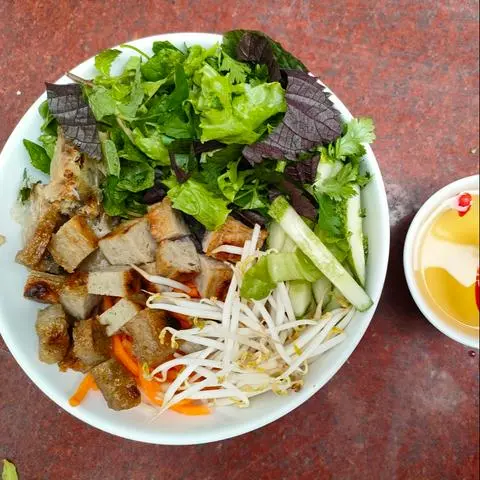 Hình ảnh Bún trộn nem nướng - nem thịt